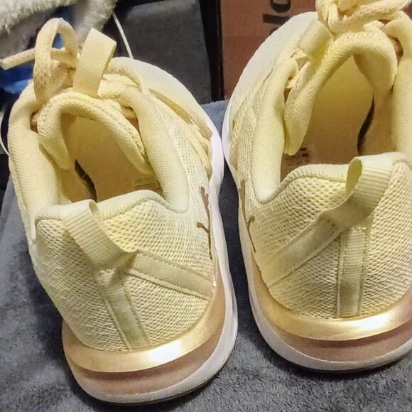 PUMA Ladies' Prowl Knit Sneaker Cream Shoe Size 8.5M - Picture 4 of 7